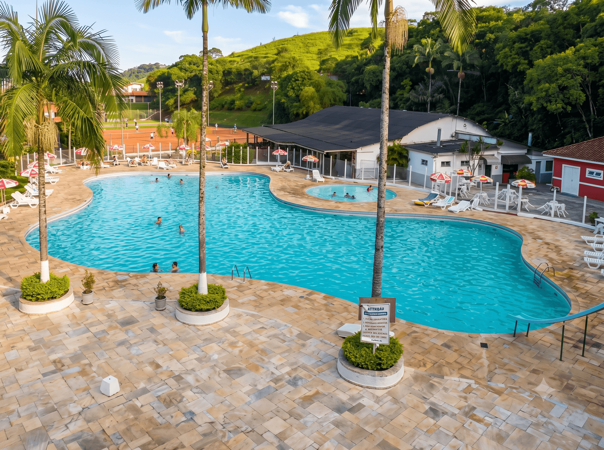 Piscina do Clube Atlético Tremembé cercada por árvores